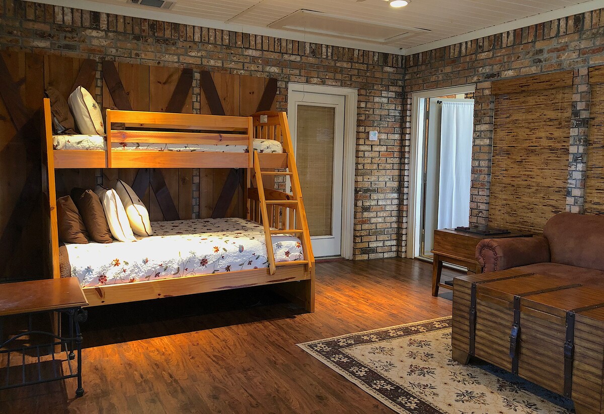 Bunk room lounge